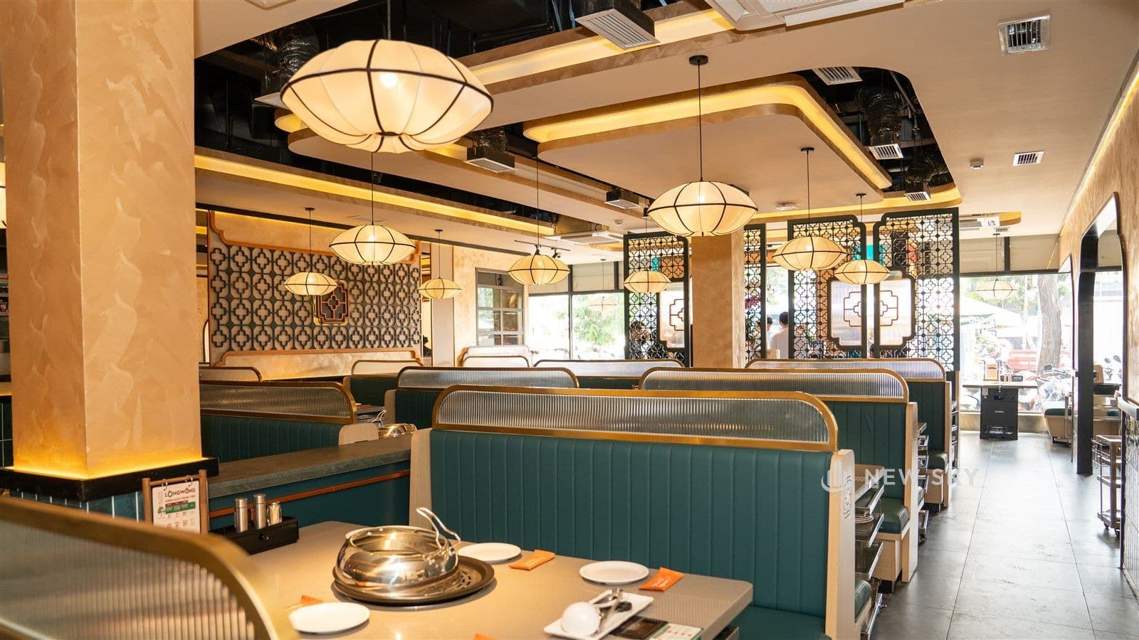 Dãy ghế booth và vách hoa văn trong nhà hàng Long Wang