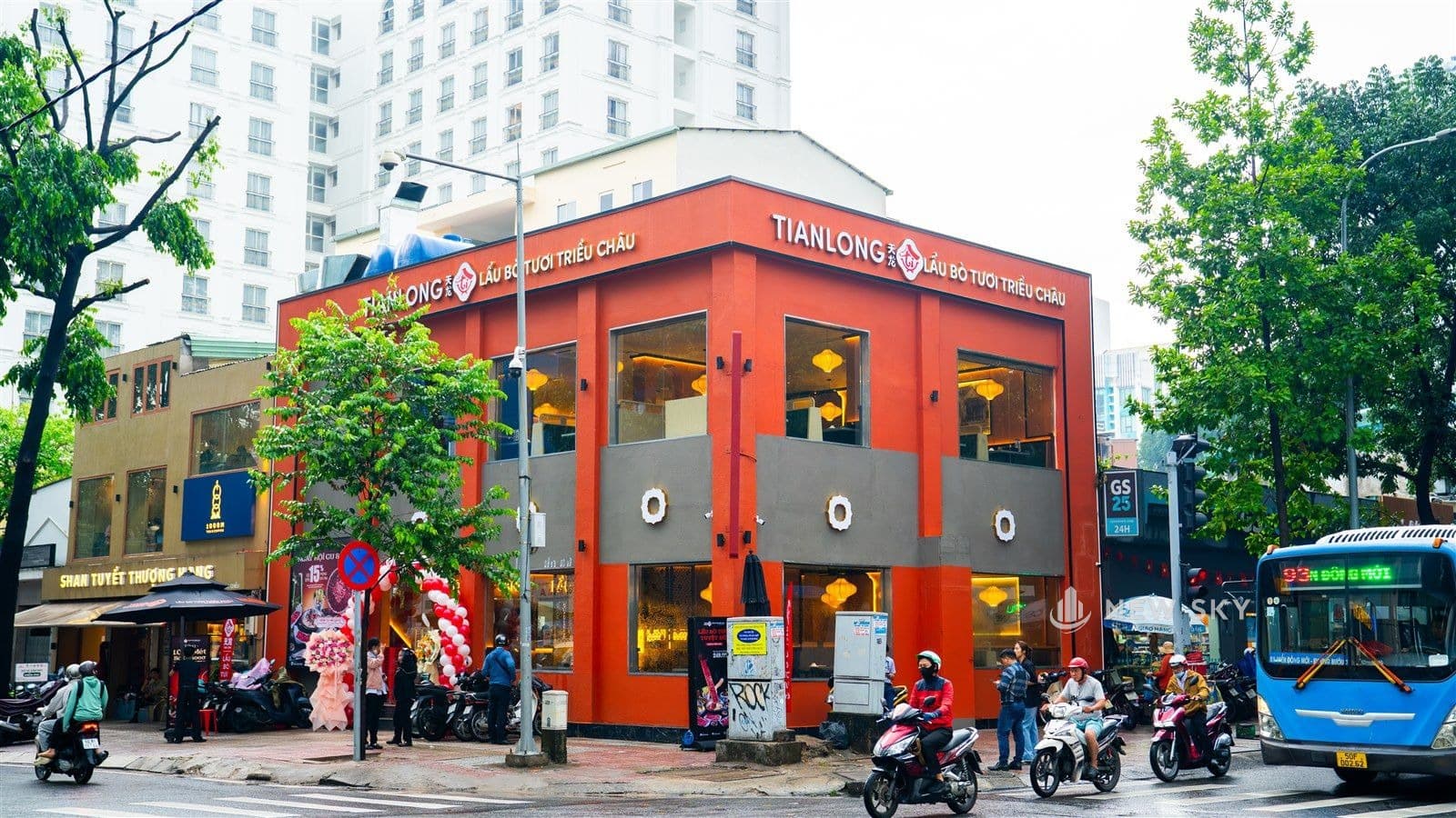 Mặt tiền nhà hàng Tian Long với biển hiệu trên hai mặt phố