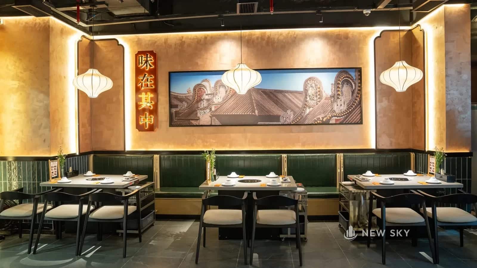 Nhà hàng lẩu đã hoàn thiện trong trung tâm thương mại, trần để lộ hệ ống gió và ống chữa cháy.