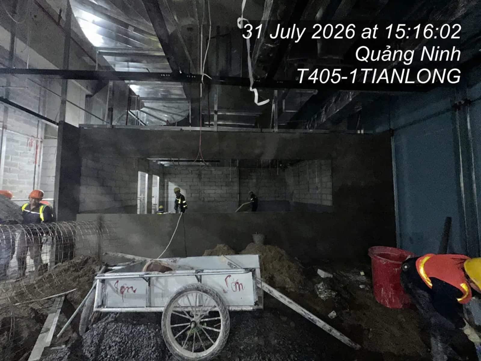 Mặt bằng thô mới nhận, còn nguyên gác lửng và tường chưa trát, vật tư cùng xe rùa để giữa nhà.