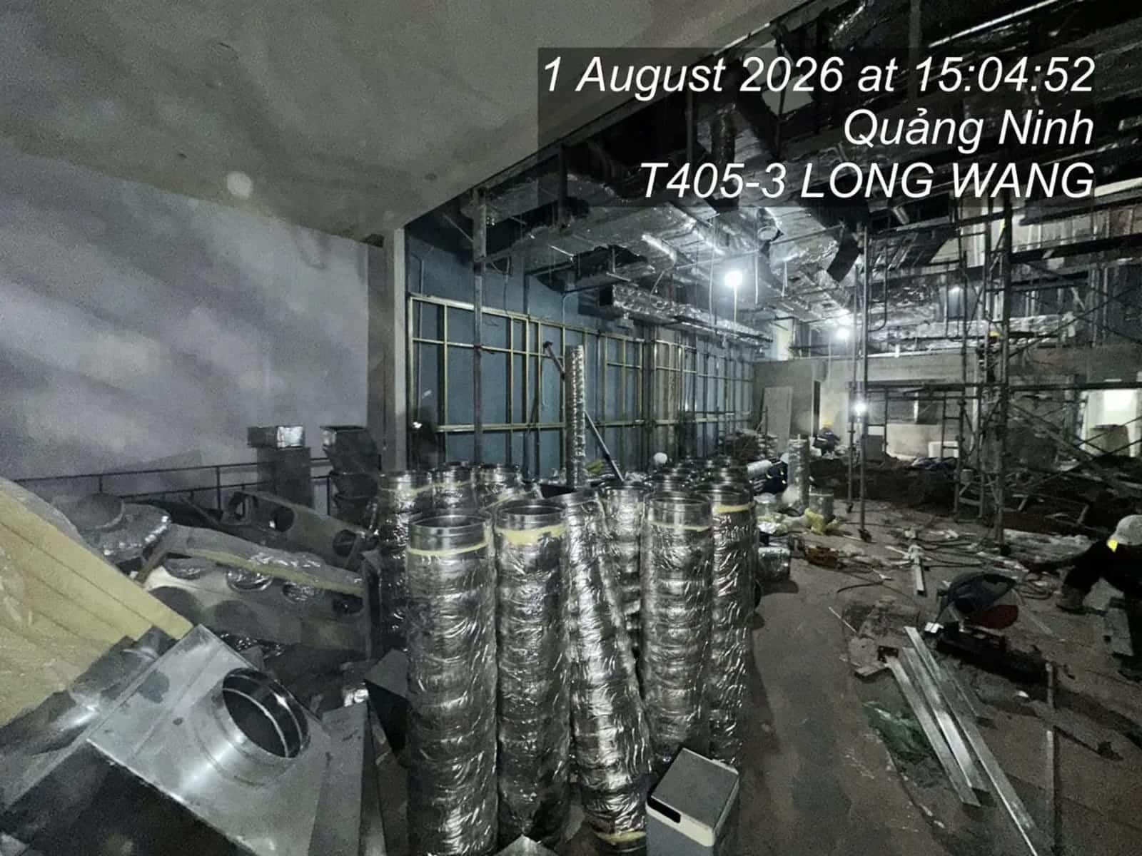 Ống gió mềm và vật tư cơ điện tập kết kín sàn một mặt bằng nhà hàng đang thi công.