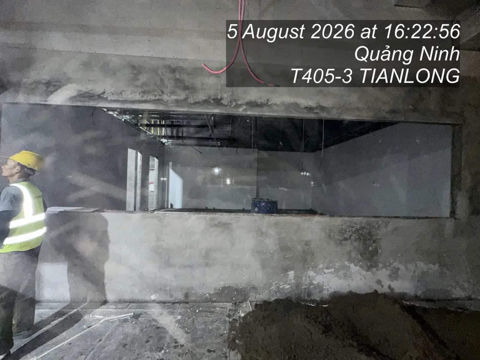 Mặt bằng thô trong một trung tâm thương mại, trước khi vào thi công. Hết hạn thuê, đây cũng là tình trạng mà chủ nhà có thể đòi trả về.