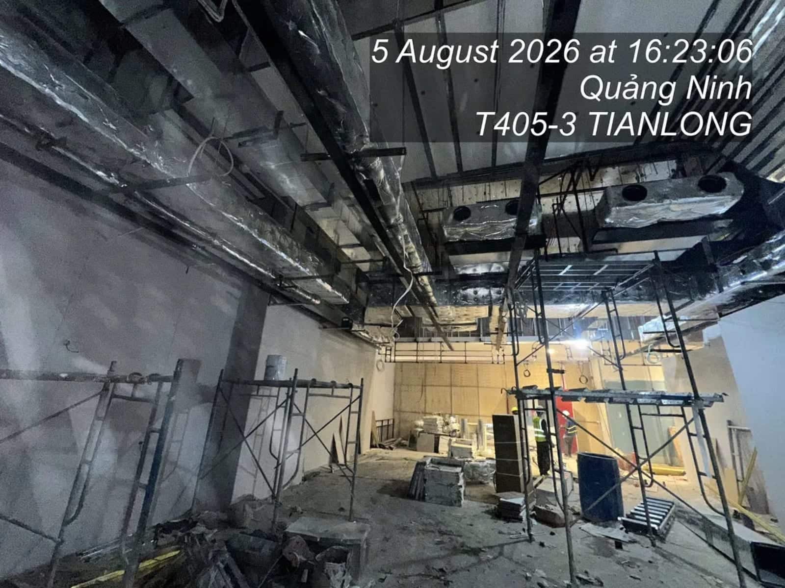 Một mặt bằng thô đang vào thi công. Nhìn lúc này thì hai mặt bằng cùng giá thuê trông rất giống nhau.