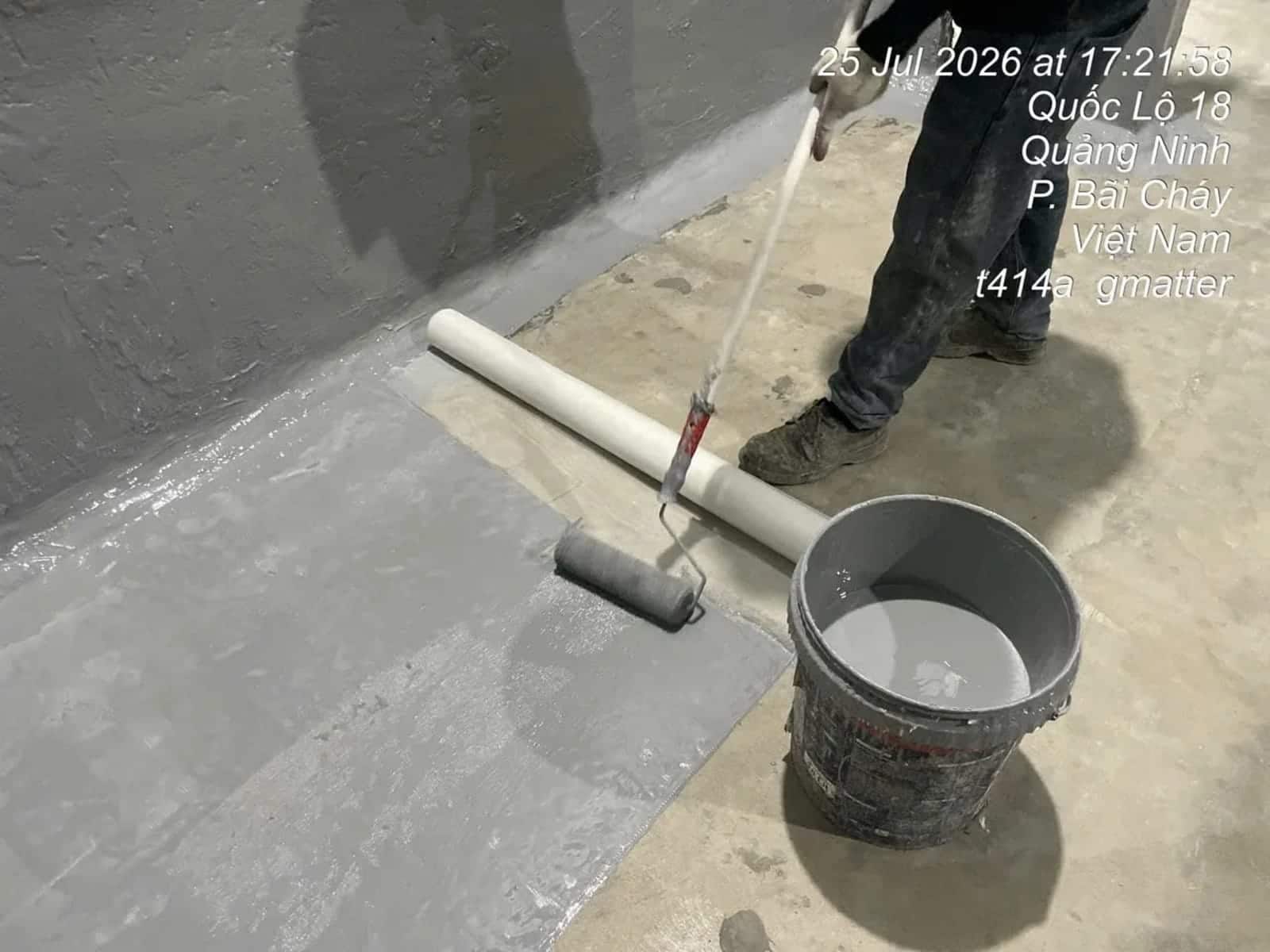 Thợ đang xử lý sàn khu bếp. Tới lúc này thì mặt bằng đã ký, mọi cách chữa đều là tiền cải tạo.