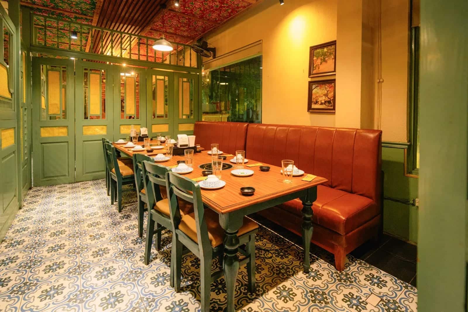 Một cơ sở Bò Tơ Quán Mộc tại Hà Nội. Từ cơ sở thứ hai trở đi, bộ nhận diện phải đặt vào mặt bằng nào cũng ra đúng tinh thần này.