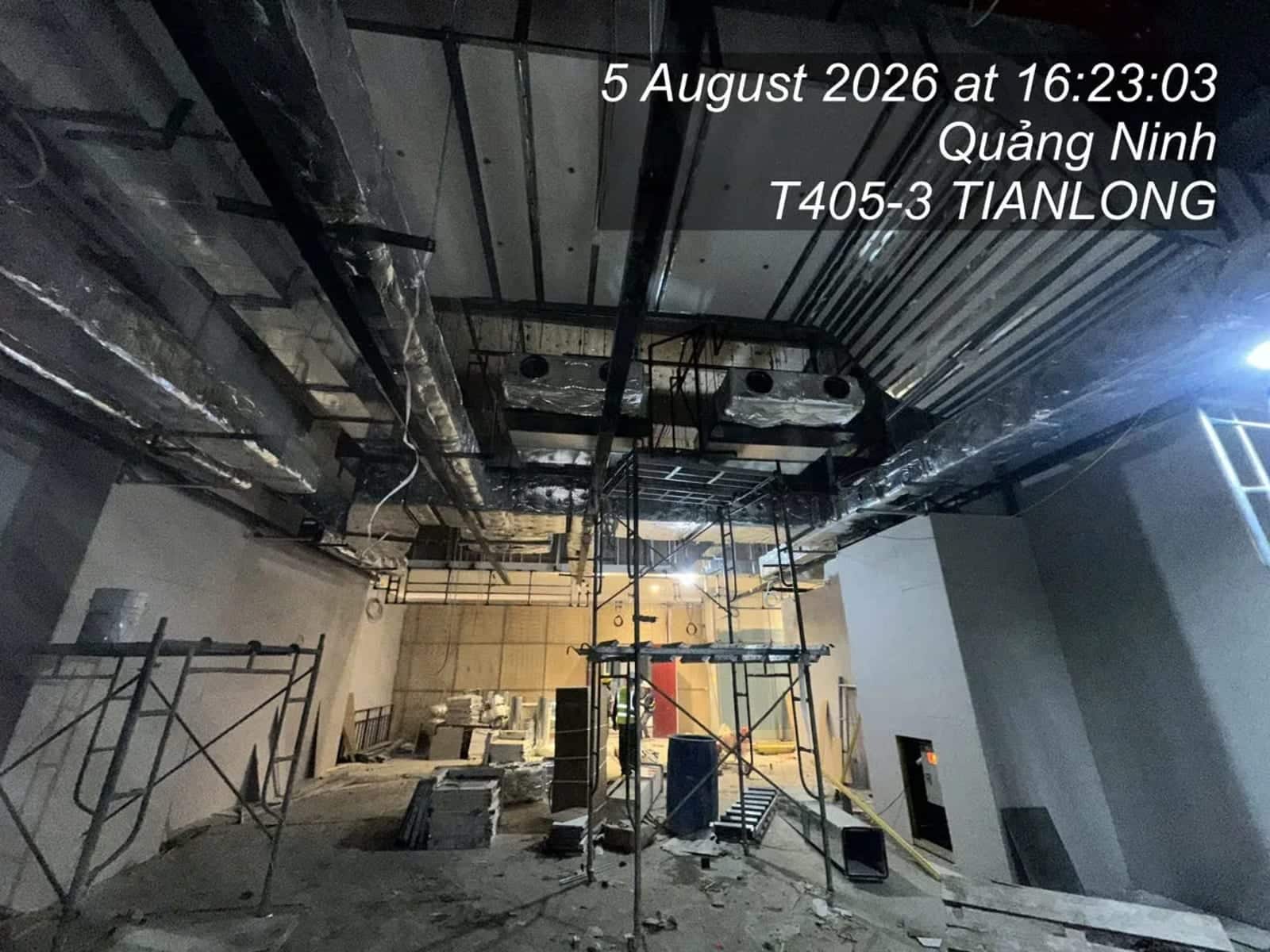 Phần kết cấu lộ ra khi trần chưa đóng: dầm, thép treo, đường ống. Sức chịu của sàn là thứ không nhìn ra được lúc đi xem mặt bằng.