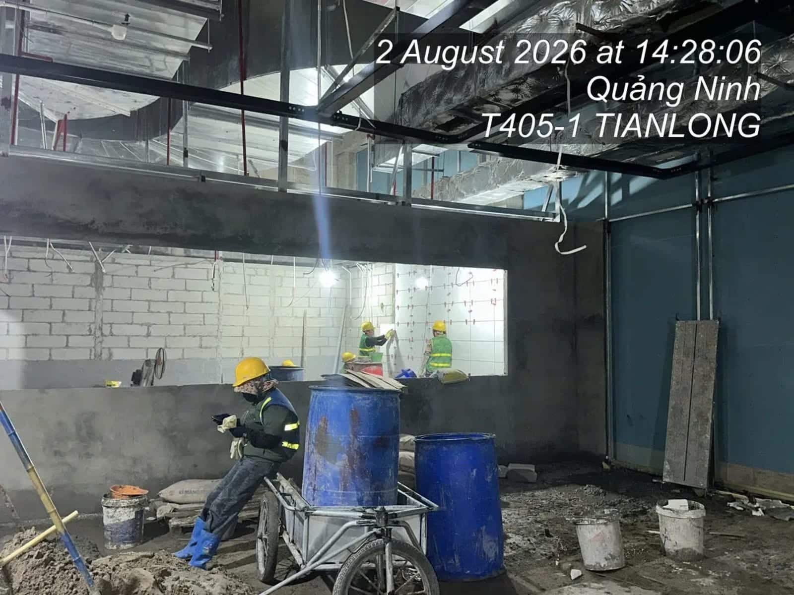 Thợ trộn vữa tại công trình nhà hàng đang thi công