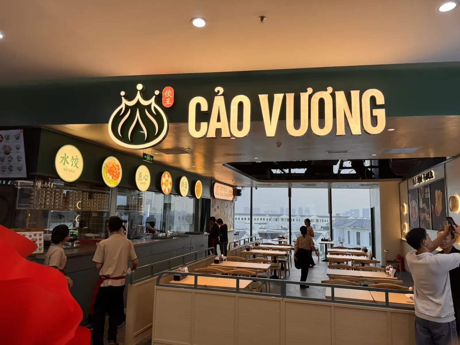 Mặt tiền một nhà hàng dimsum vừa khai trương, biển hiệu chữ nổi có đèn