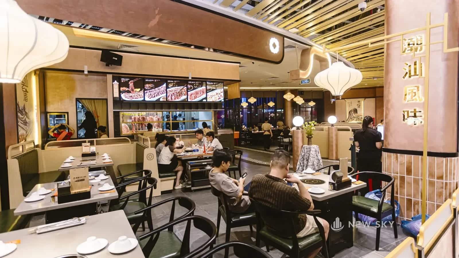 Nhà hàng lẩu Tian Long trong Aeon Mall Huế, quầy và khu bàn ăn đã hoàn thiện, đèn bật sáng