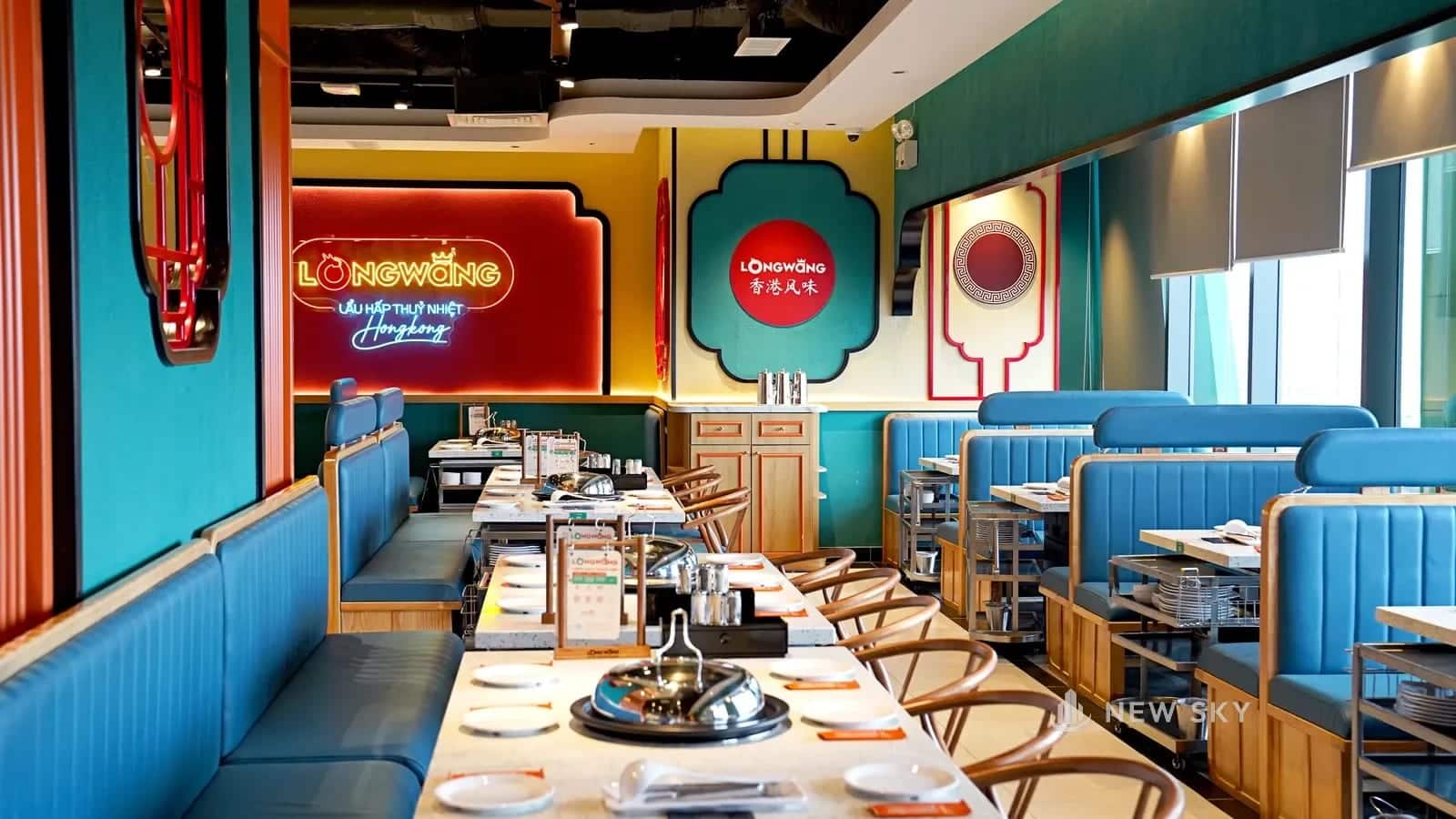 Nhà hàng Long Wang trong Parc Mall, trần lộ tuyến ống kỹ thuật chạy trên khu bàn ăn