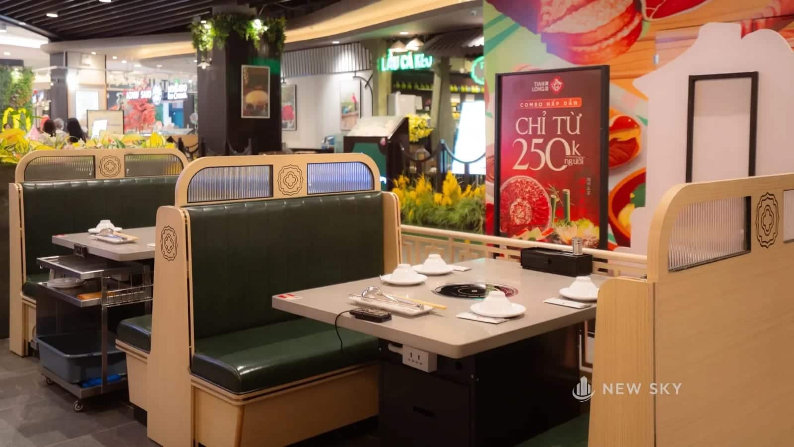 Khu bàn ăn nhà hàng Tian Long trong Aeon Mall Hà Đông, nằm giữa khu ẩm thực của trung tâm