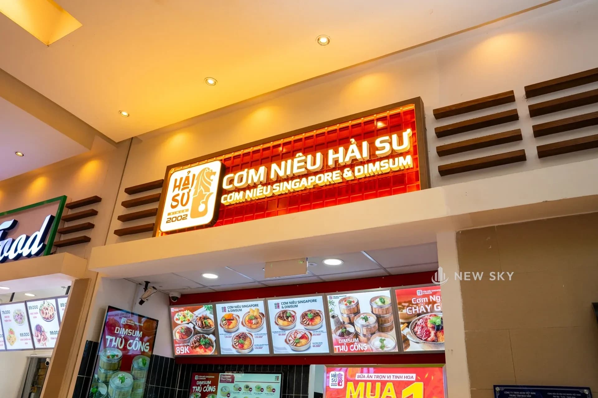 Toàn cảnh quầy Cơm Niêu Hải Sư trong khu ẩm thực tầng hai Aeon Mall Tân Phú Celadon.