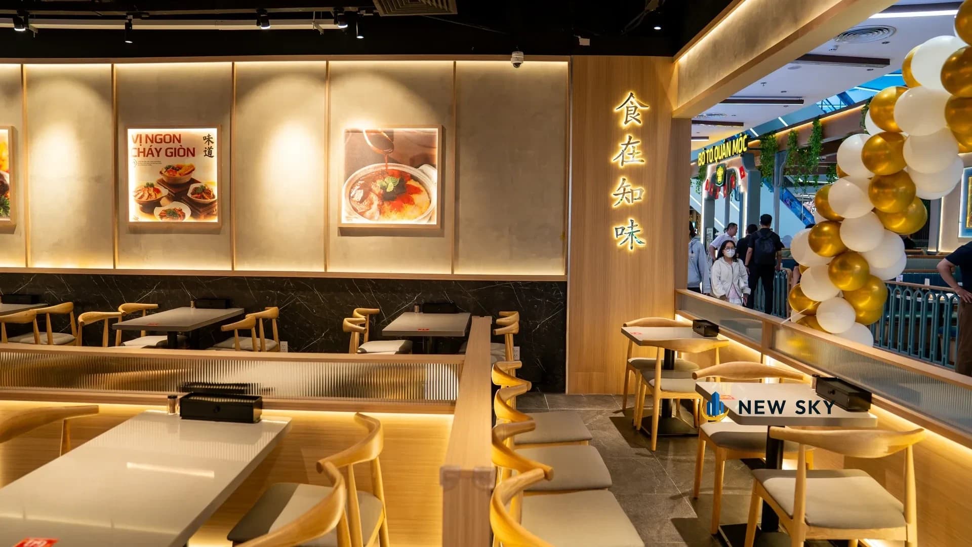 Phòng ăn Cơm Niêu Hải Sư tại Giga Mall nhìn suốt gian, ô bếp mở ở cuối phòng.