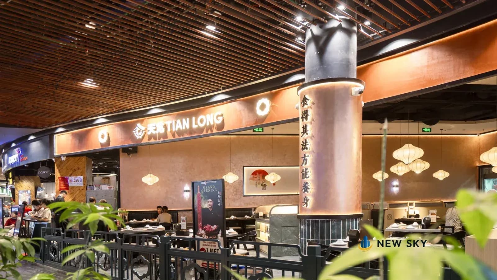 Mặt tiền cong của gian với biển Tian Long trên dải cam đất, trần nan gỗ uốn theo.