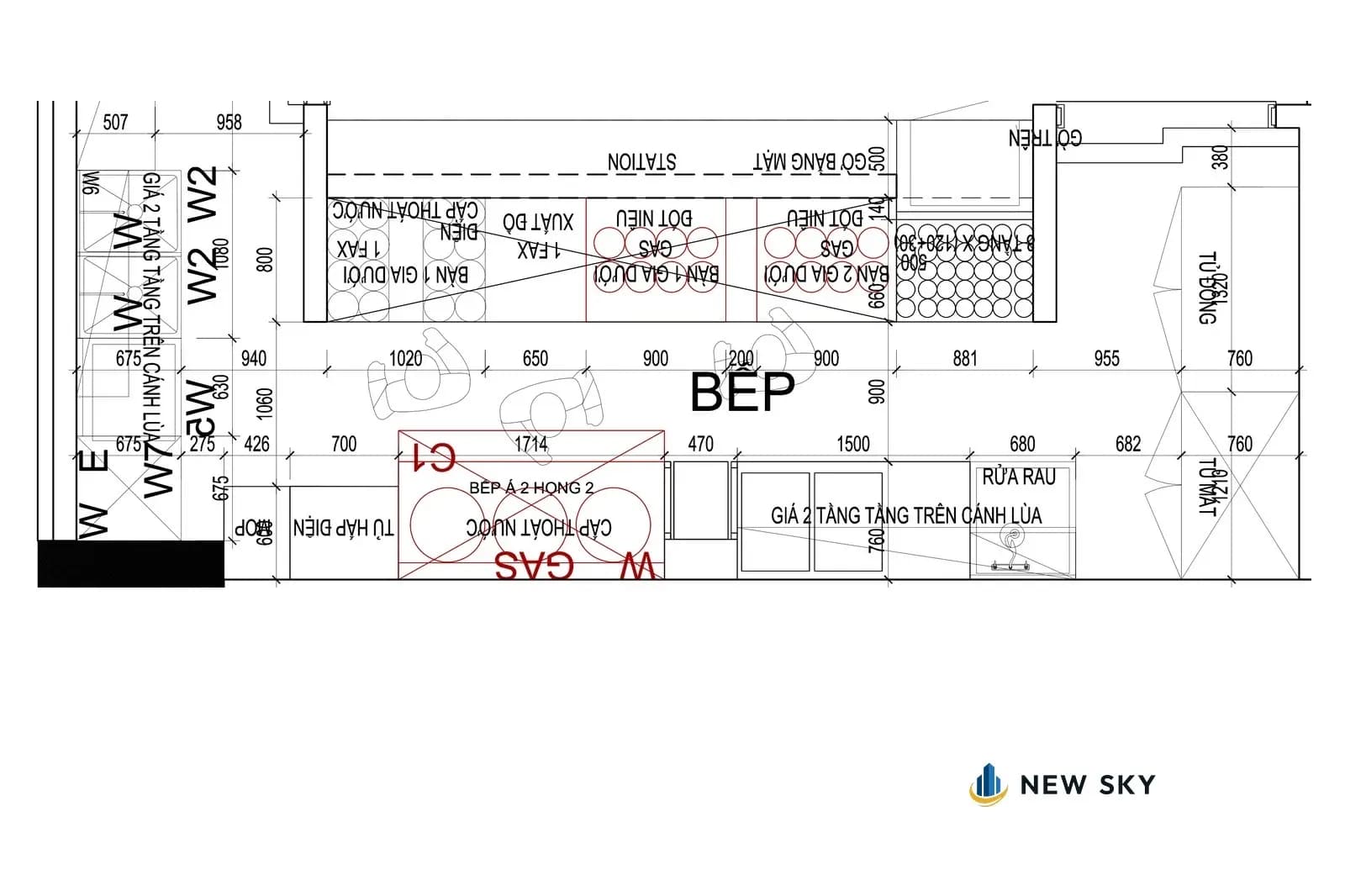 Bản vẽ mặt bằng bếp Cơm Niêu Hải Sư Vincom 191 Bà Triệu: hàng trên là tủ station giáp phòng ăn, ô xuất đồ, hai bàn đốt niêu vẽ nét đỏ và giá niêu nhiều tầng; hàng dưới là tủ hấp điện, bếp Á hai họng vẽ nét đỏ, giá hai tầng và chỗ rửa rau; tủ đông, tủ mát ở cạnh phải.