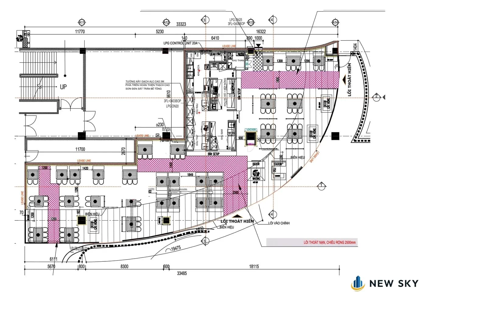 Bản vẽ mặt bằng bố trí nhà hàng Khèn Nướng Sapa tại Aeon Mall Hạ Long: bếp chia nhiều khu với bàn inox và thiết bị nằm phía trong, các dãy bàn ăn có bếp tròn giữa bàn kê quanh, mép trước cong theo hành lang trung tâm, lối đi tô hồng và các dòng kích thước tổng.